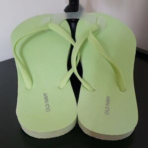 Old Navy Lime Green Womens Flip Flops with Contoured Footbed - Size 9  NWOT